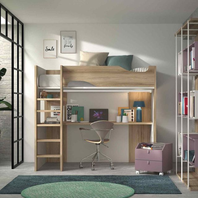 dormitorio con cama escritorio